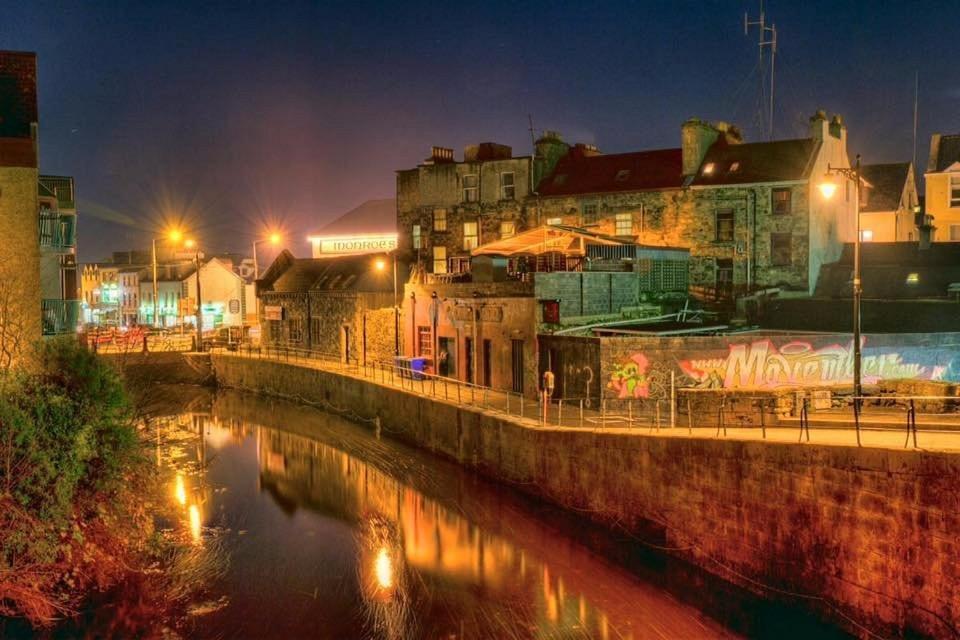 Modern Canal View Home, In City Centre, Sleeps 8 Galway Dış mekan fotoğraf