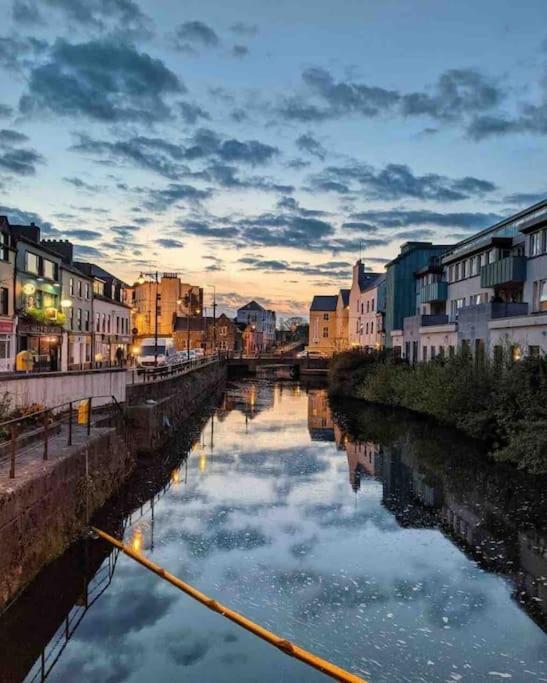 Modern Canal View Home, In City Centre, Sleeps 8 Galway Dış mekan fotoğraf